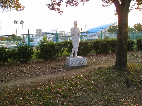 女性の石像１